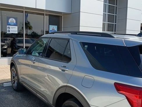 Used 2023 Ford Explorer XLT w/ Equipment Group 202A AWD/4WD image 9