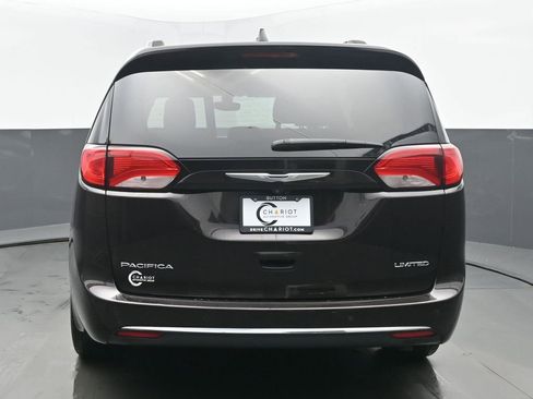 Used 2018 Chrysler Pacifica Limited image 5