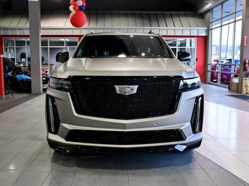 Used 2023 Cadillac Escalade V w/ LPO, ONYX Package image 2