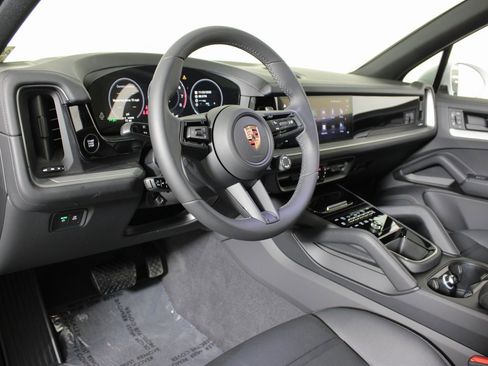 New 2026 Porsche Cayenne image 4