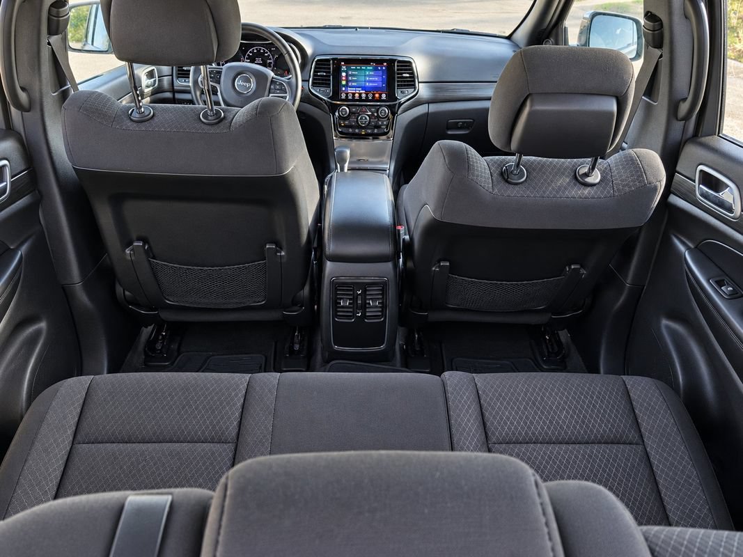Used 2019 Jeep Grand Cherokee Laredo w/ 18" Wheel & 8.4" Radio Group AWD/4WD image 17