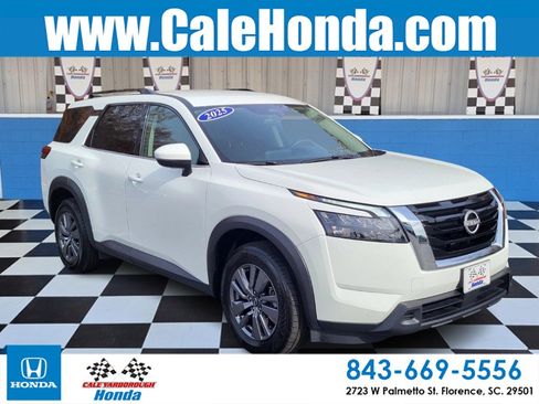 Used 2025 Nissan Pathfinder SV image 1