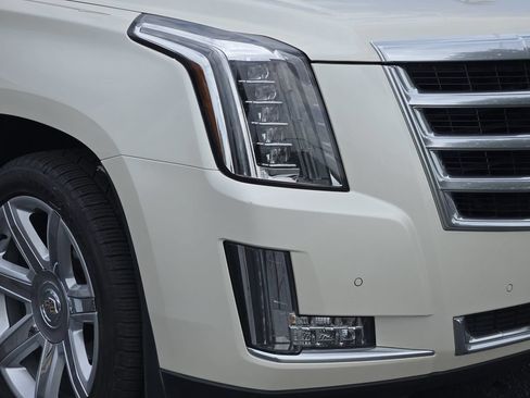 Used 2015 Cadillac Escalade Luxury AWD/4WD image 9