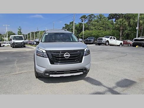 Used 2025 Nissan Pathfinder Platinum w/ Black Appearance Package FWD image 39