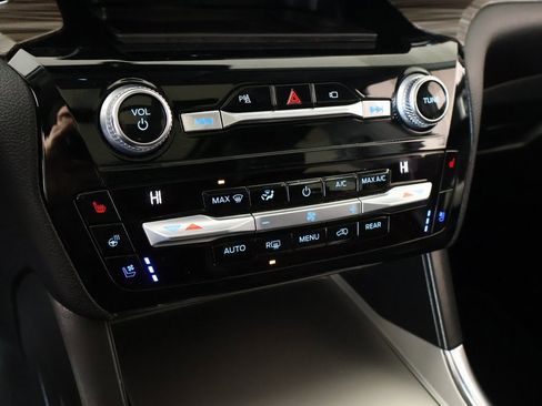 Used 2021 Ford Explorer Limited w/ Equipment Group 301A image 8