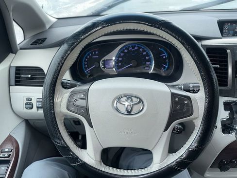 Used 2013 Toyota Sienna XLE image 31