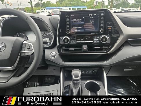 Used 2022 Toyota Highlander XLE AWD/4WD image 16