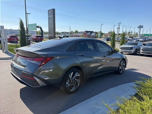 Used 2025 Hyundai Elantra Sport FWD image 4