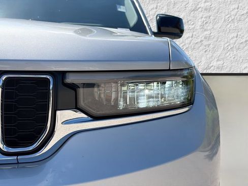 Used 2023 Jeep Grand Cherokee L Laredo image 9