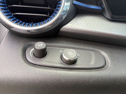 Used 2025 Chevrolet Trax LT w/ LT Convenience Package image 11