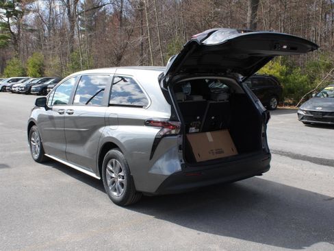 New 2026 Toyota Sienna LE AWD/4WD image 7