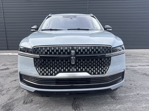 Used 2025 Lincoln Navigator L Reserve image 9