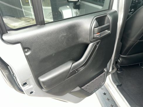 Used 2017 Jeep Wrangler Unlimited Sahara AWD/4WD image 13