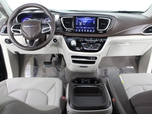 Used 2018 Chrysler Pacifica Touring-L FWD image 9