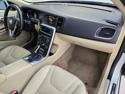 Used 2015 Volvo V60 T5 Premier image 2