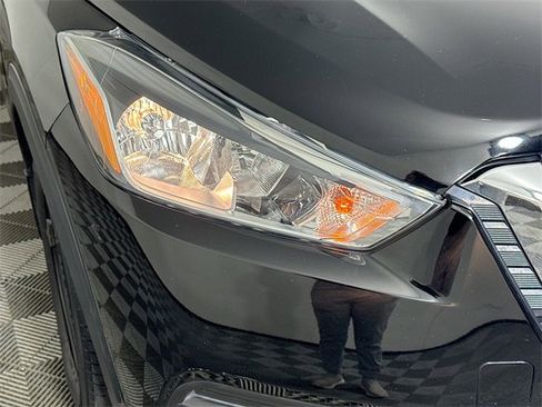 Used 2020 Nissan Kicks S image 3