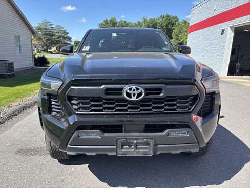 Certified 2024 Toyota Tacoma TRD Off-Road AWD/4WD image 8