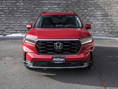 Used 2025 Honda Pilot Touring image 2