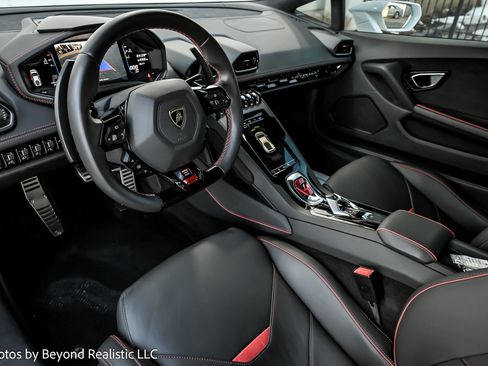 Used 2021 Lamborghini Huracan EVO image 23