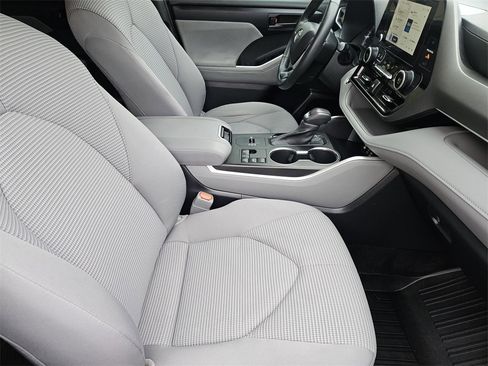 Used 2023 Toyota Highlander LE image 11