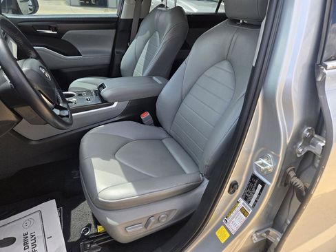 Used 2020 Toyota Highlander XLE AWD/4WD image 9