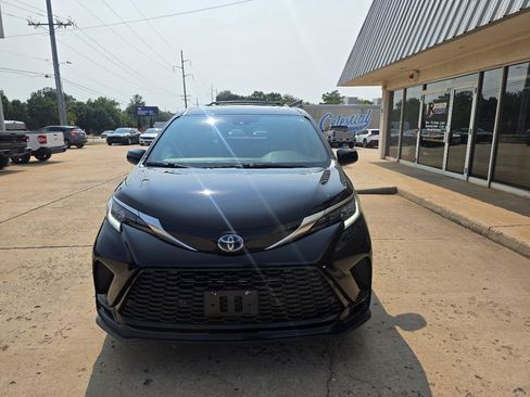 Used 2023 Toyota Sienna XSE w/ XSE Plus Package AWD/4WD image 2