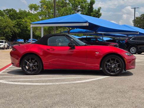 Used 2016 MAZDA MX-5 Miata Club RWD image 2