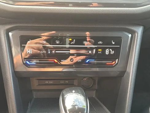 Used 2022 Volkswagen Tiguan SE image 38