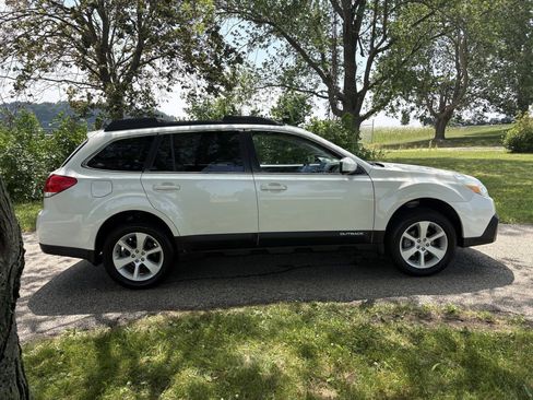Used 2014 Subaru Outback 2.5i Premium w/ Moonroof Package AWD/4WD image 6