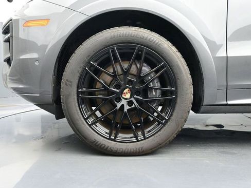 Certified 2025 Porsche Cayenne AWD/4WD image 6