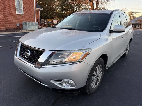Used 2014 Nissan Pathfinder SV image 2