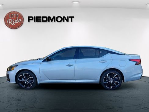 Used 2023 Nissan Altima 2.5 SR w/ SR Premium Package image 9