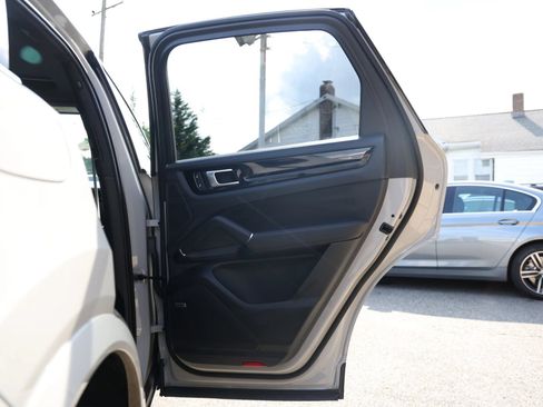 Used 2022 Porsche Cayenne Platinum Edition AWD/4WD image 23