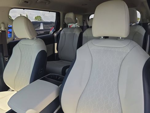 New 2026 Kia Carnival EX FWD image 22