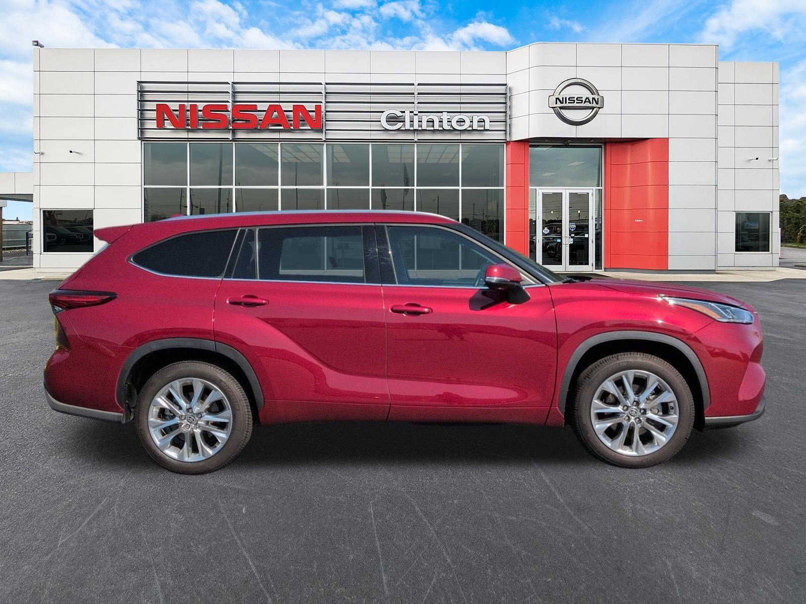 Used 2023 Toyota Highlander Limited FWD image 2