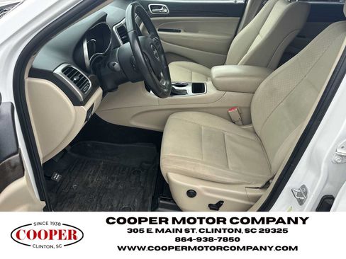 Used 2018 Jeep Grand Cherokee Laredo RWD image 9