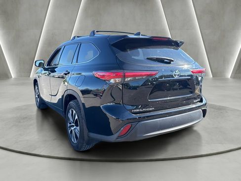Used 2021 Toyota Highlander XLE AWD/4WD image 5