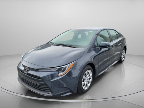 Used 2025 Toyota Corolla LE w/ Convenience Package image 2