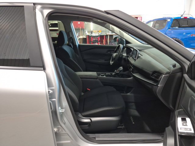 Used 2025 Nissan Rogue S AWD/4WD image 23
