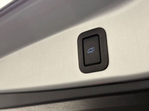 Used 2018 Toyota Highlander XLE image 9