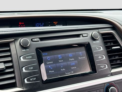 Used 2019 Toyota Highlander LE AWD/4WD image 10