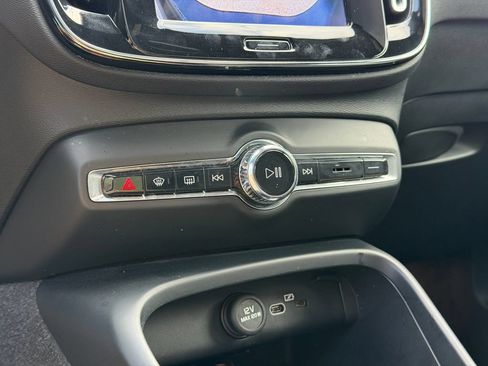 Certified 2023 Volvo C40 P8 Recharge Ultimate w/ Protection Package Premier AWD/4WD image 18