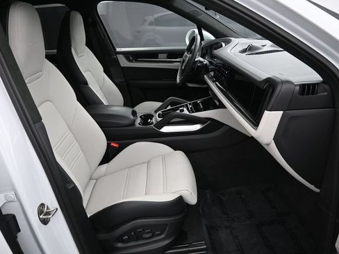 Certified 2025 Porsche Cayenne Turbo AWD/4WD image 30