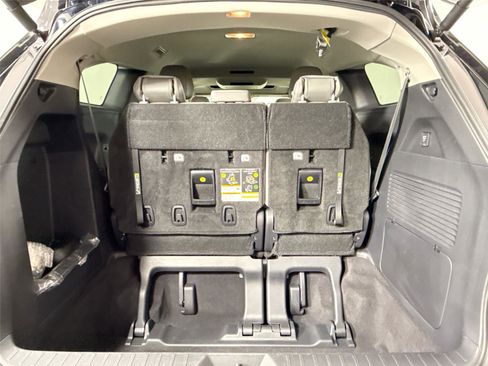 Used 2025 Toyota Sienna XLE image 39
