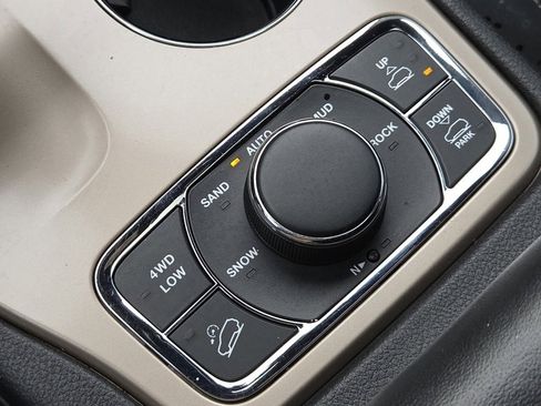 Used 2015 Jeep Grand Cherokee Overland image 16