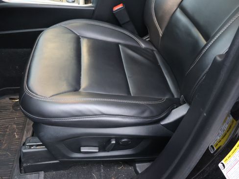 Used 2022 Ford Explorer XLT w/ Equipment Group 202A image 40