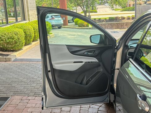 Used 2018 Chevrolet Equinox LT w/ Sun & Infotainment Package FWD image 18