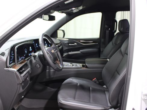 Used 2024 Cadillac Escalade ESV Luxury AWD/4WD image 3
