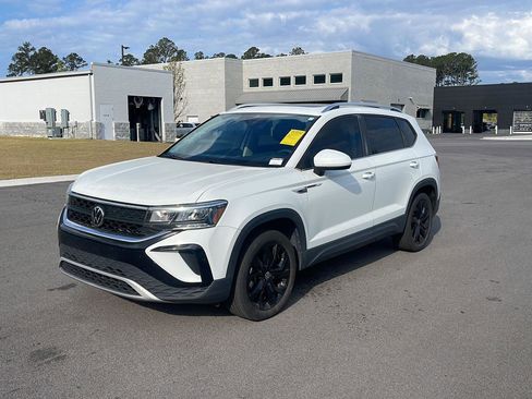 Used 2023 Volkswagen Taos SE image 3