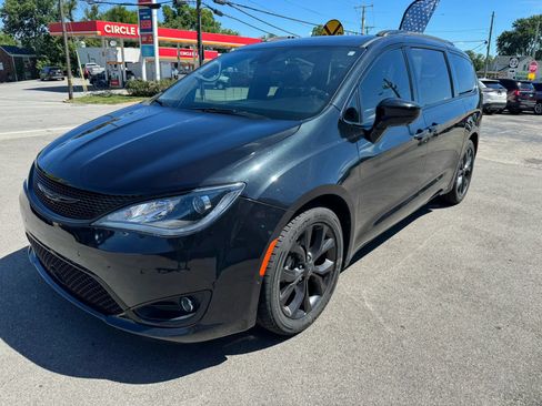 Used 2020 Chrysler Pacifica Touring-L Plus w/ Advanced Safetytec Group FWD image 4